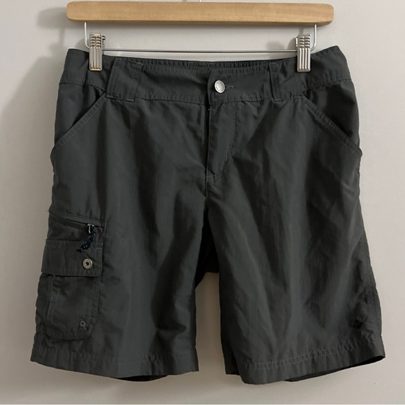 Columbia Women’s Dark Grey Cargo Shorts Omni-Wick Technology - Picture 1 of 3